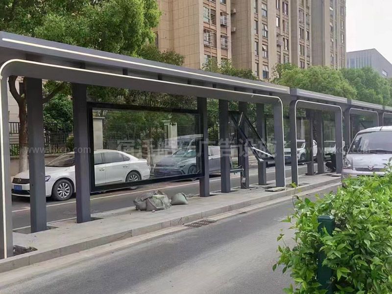城市公交候車(chē)亭廠(chǎng)家現(xiàn)場(chǎng)安裝案例